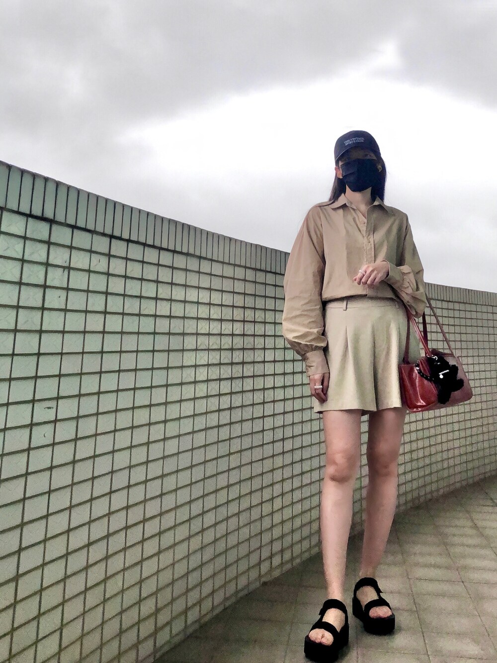 ブラック系のサンダル、ベージュ系のシャツ/ブラウス、ベージュ系のスーツパンツを着用したレディースの春コーディネートの2枚目の写真