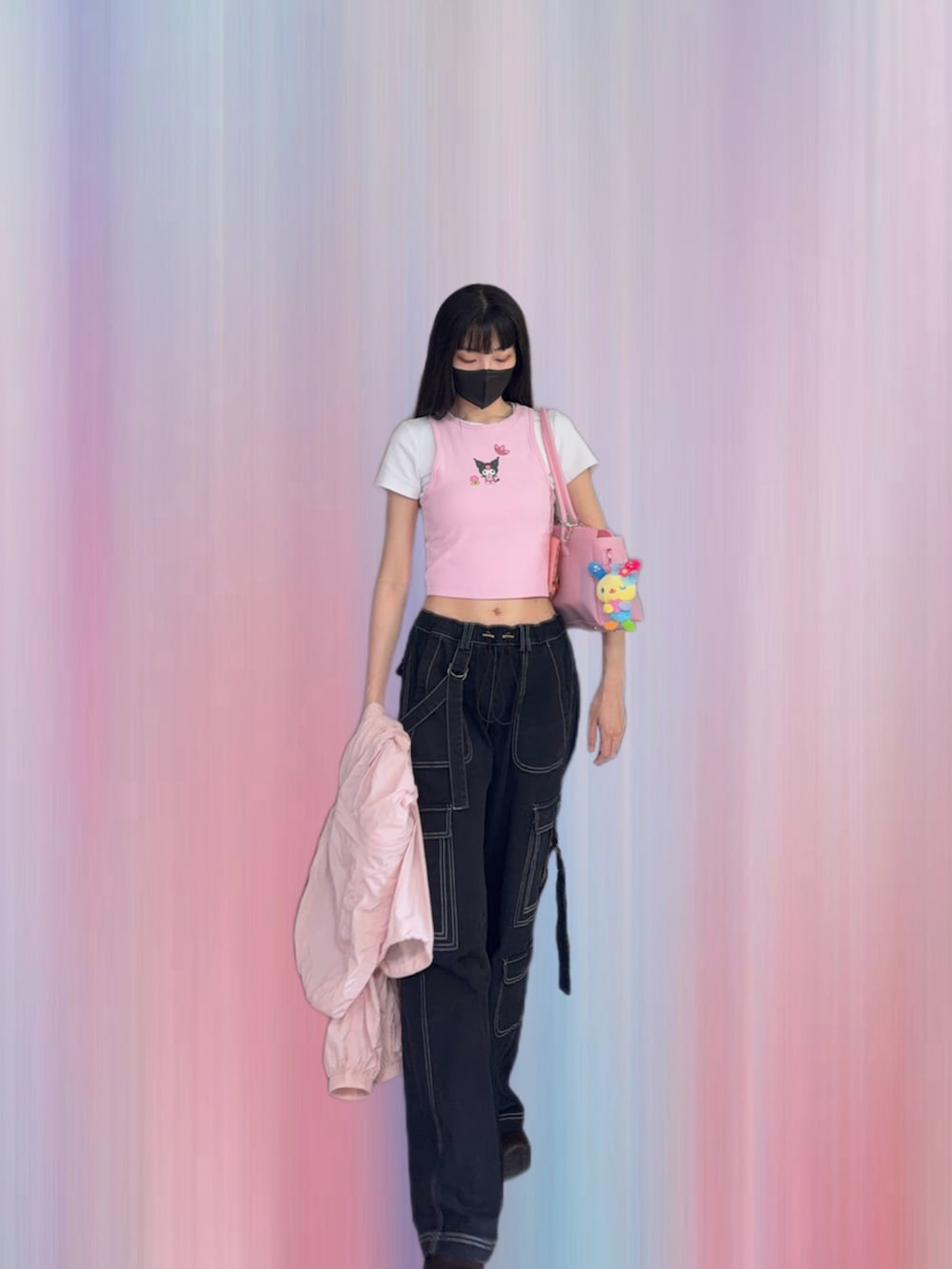 ブラック系のパンツ、その他のショルダーバッグ、ピンク系のその他アウターを着用したレディースの夏コーディネートの4枚目の写真