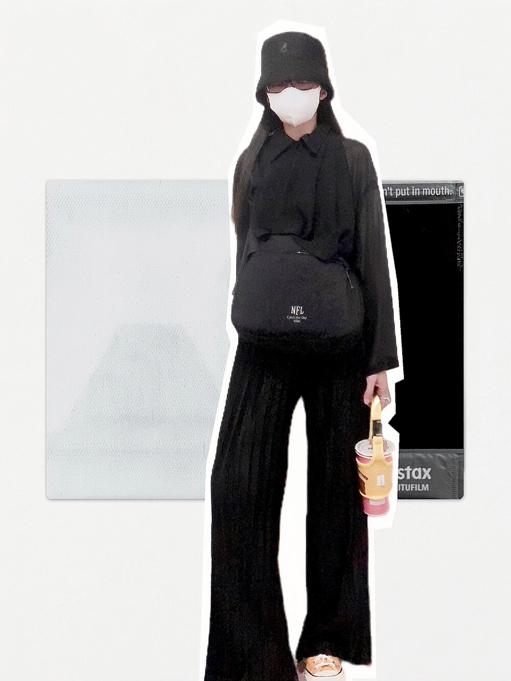 ブラック系のバッグ、ブラック系のパンツ、イエロー系のスニーカーを着用したレディースの夏コーディネートの3枚目の写真