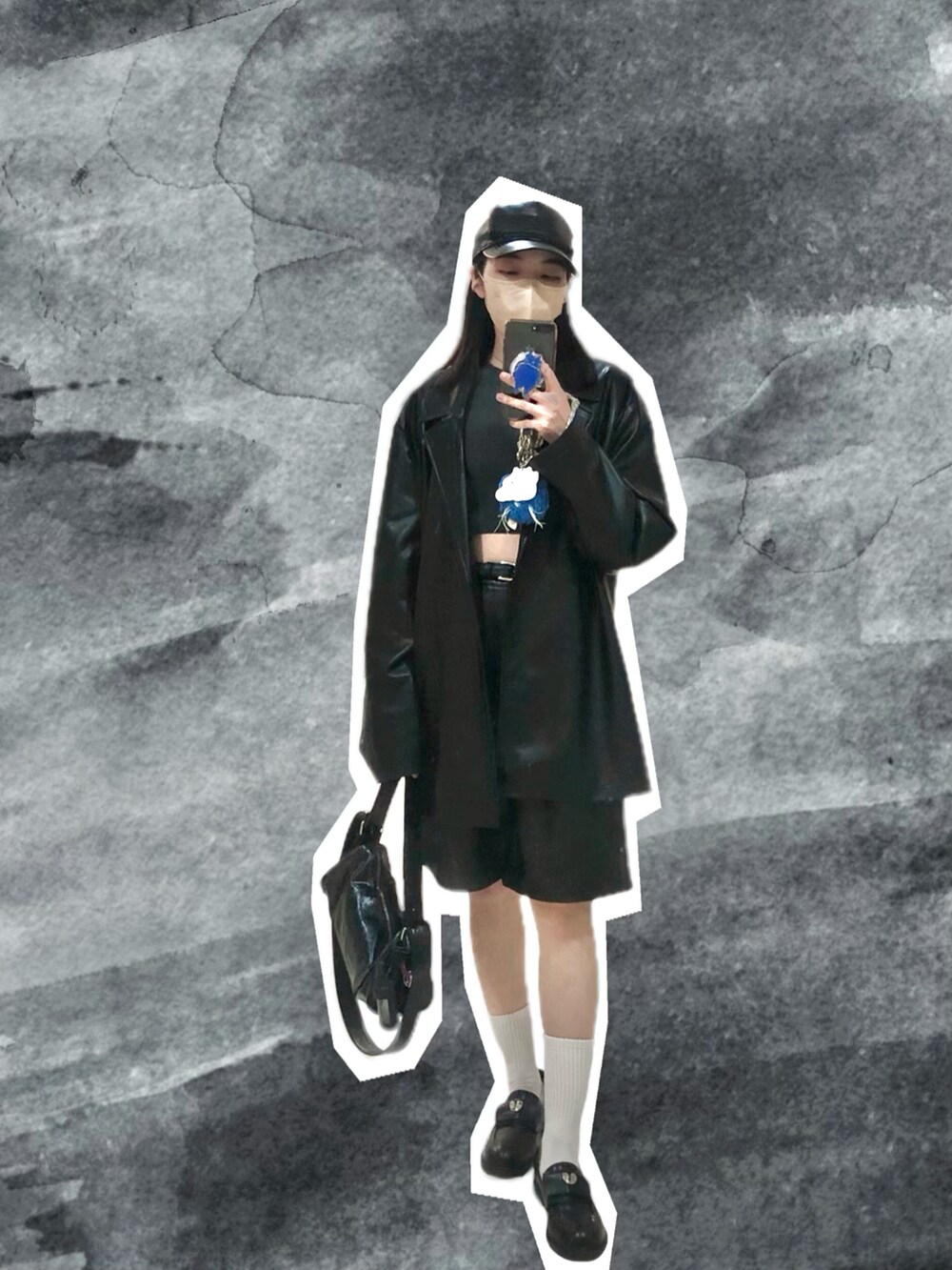 ブラック系のスーツジャケット、グレー系のTシャツ/カットソー、ブラック系のパンツを着用したレディースの春コーディネートの2枚目の写真