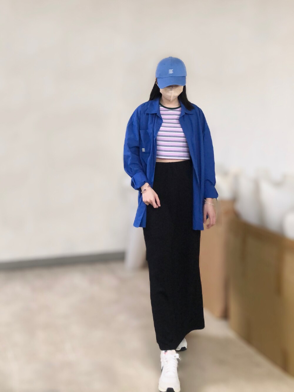 その他のトップス、ベージュ系のスニーカー、ブルー系のシャツ/ブラウスを着用したレディースの春コーディネートの2枚目の写真