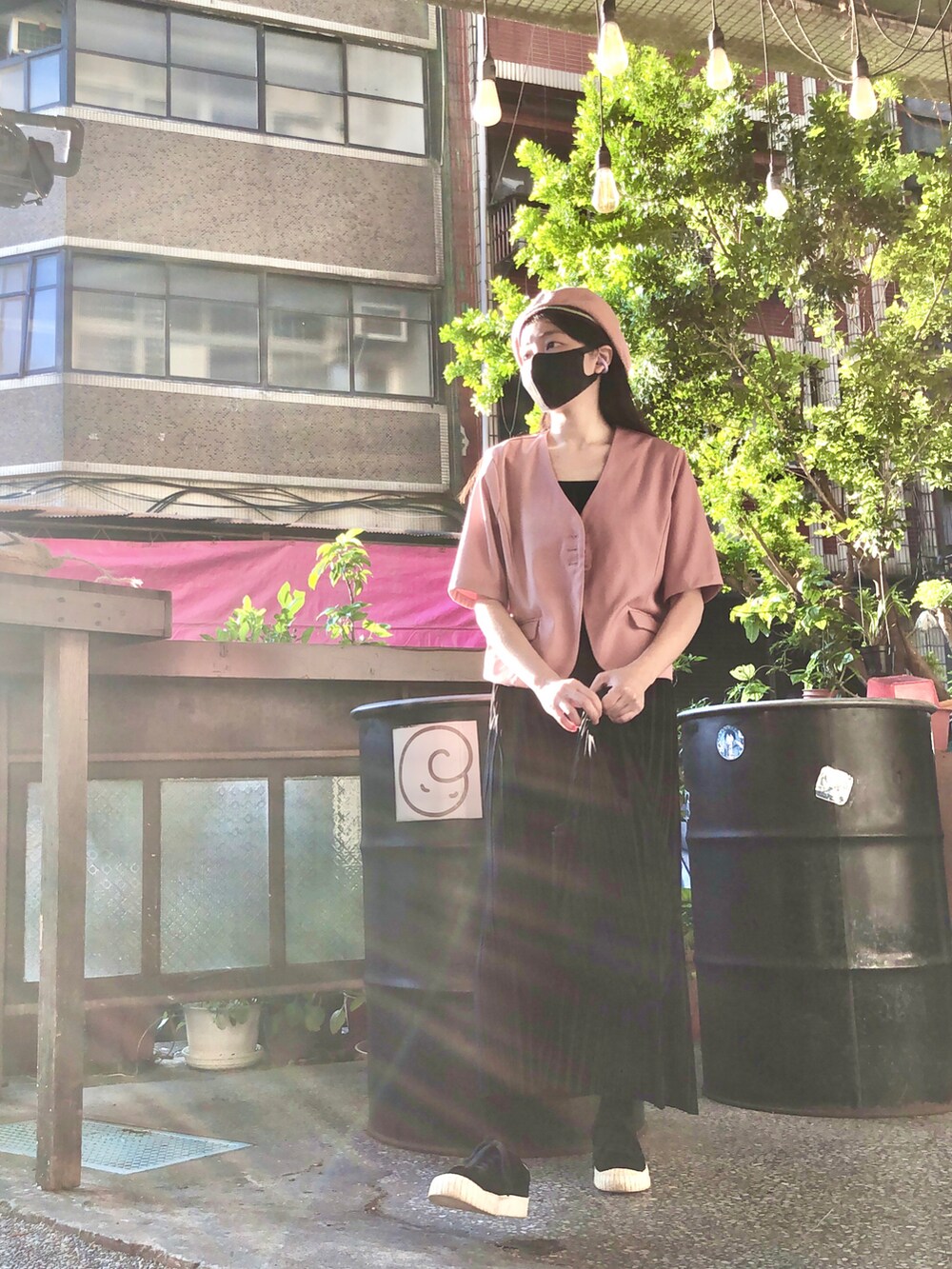 ブラック系のスニーカー、ブラック系のジャンパースカート、ピンク系のスーツジャケットを着用したレディースの秋コーディネートの5枚目の写真