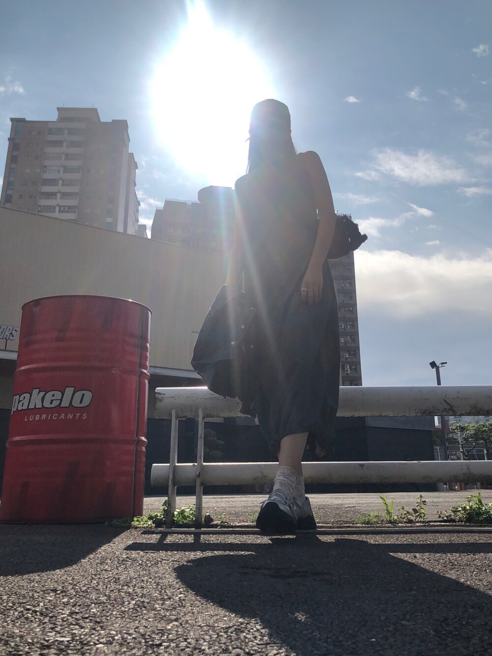 ブルー系のシャツ/ブラウス、グレー系のジャンパースカート、その他のショルダーバッグを着用したレディースの春コーディネートの2枚目の写真