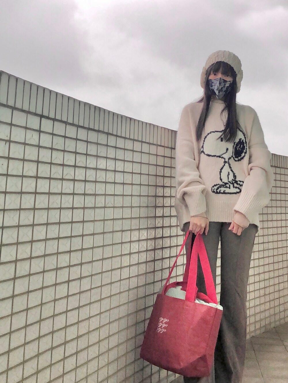 ベージュ系のニット/セーター、その他のその他トップス、レッド系のエコバッグ/サブバッグを着用したレディースの春コーディネートの3枚目の写真