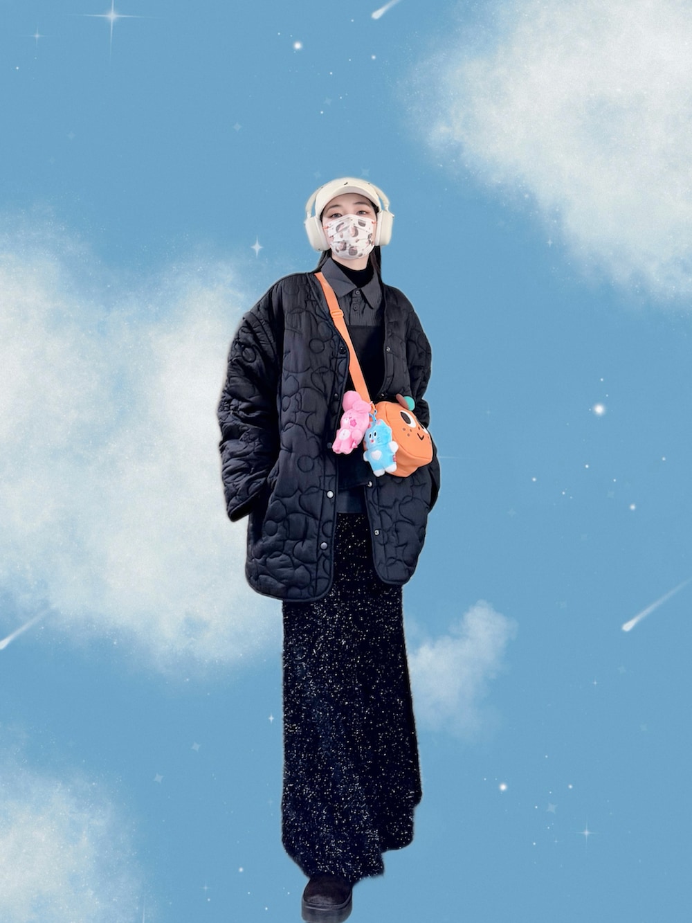 ブラック系のキャミソール、ブラック系のシャツ/ブラウス、ブラック系のノーカラージャケットを着用したレディースの春コーディネートの4枚目の写真