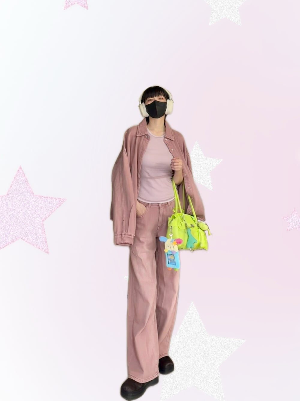 ピンク系のシャツ/ブラウス、その他のタンクトップ、ピンク系のデニムパンツを着用したレディースの夏コーディネートの4枚目の写真