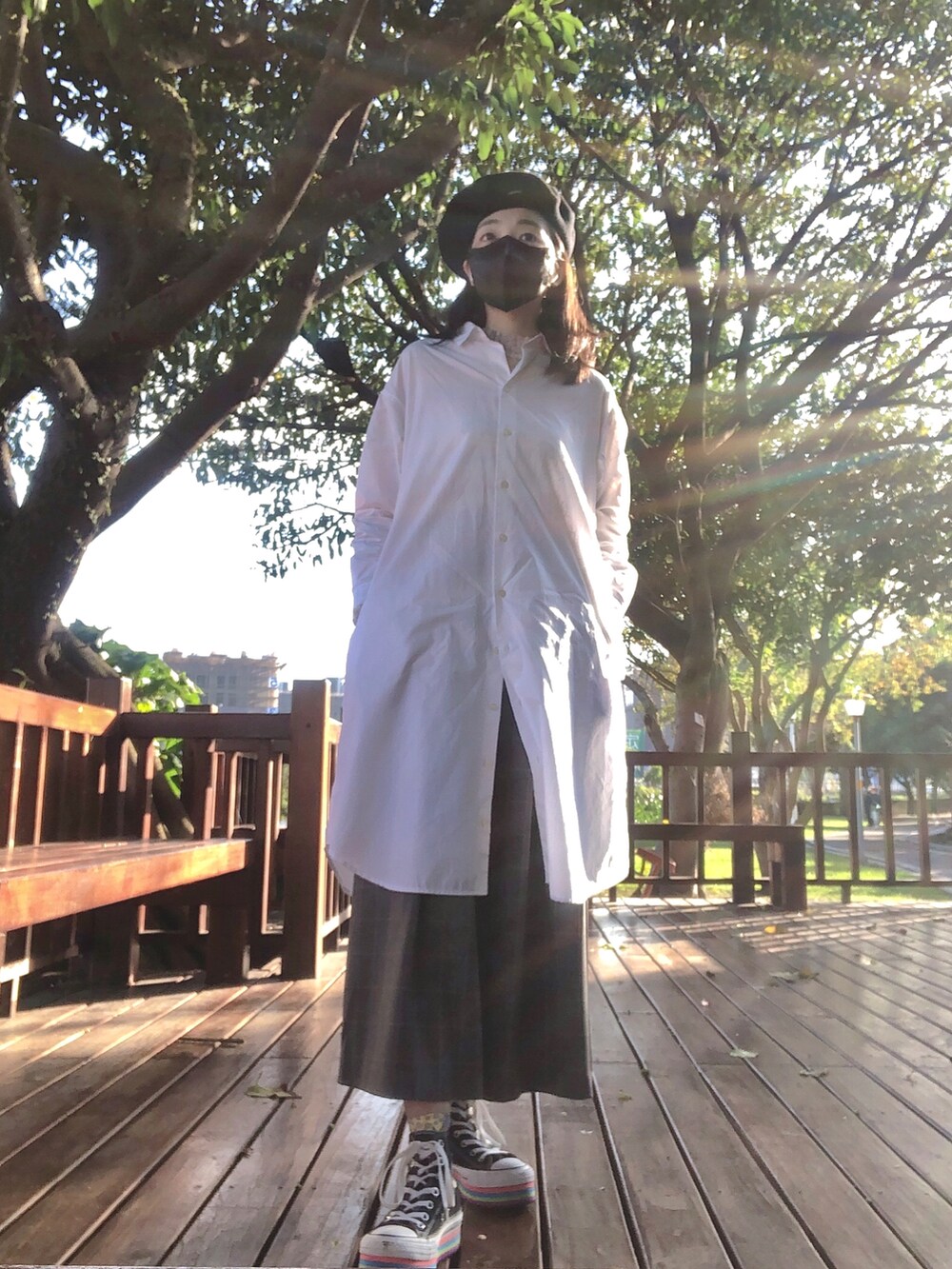 ベージュ系のシャツ/ブラウス、ベージュ系のその他アウター、ブラック系のバックパック/リュックを着用したレディースの春コーディネートの2枚目の写真