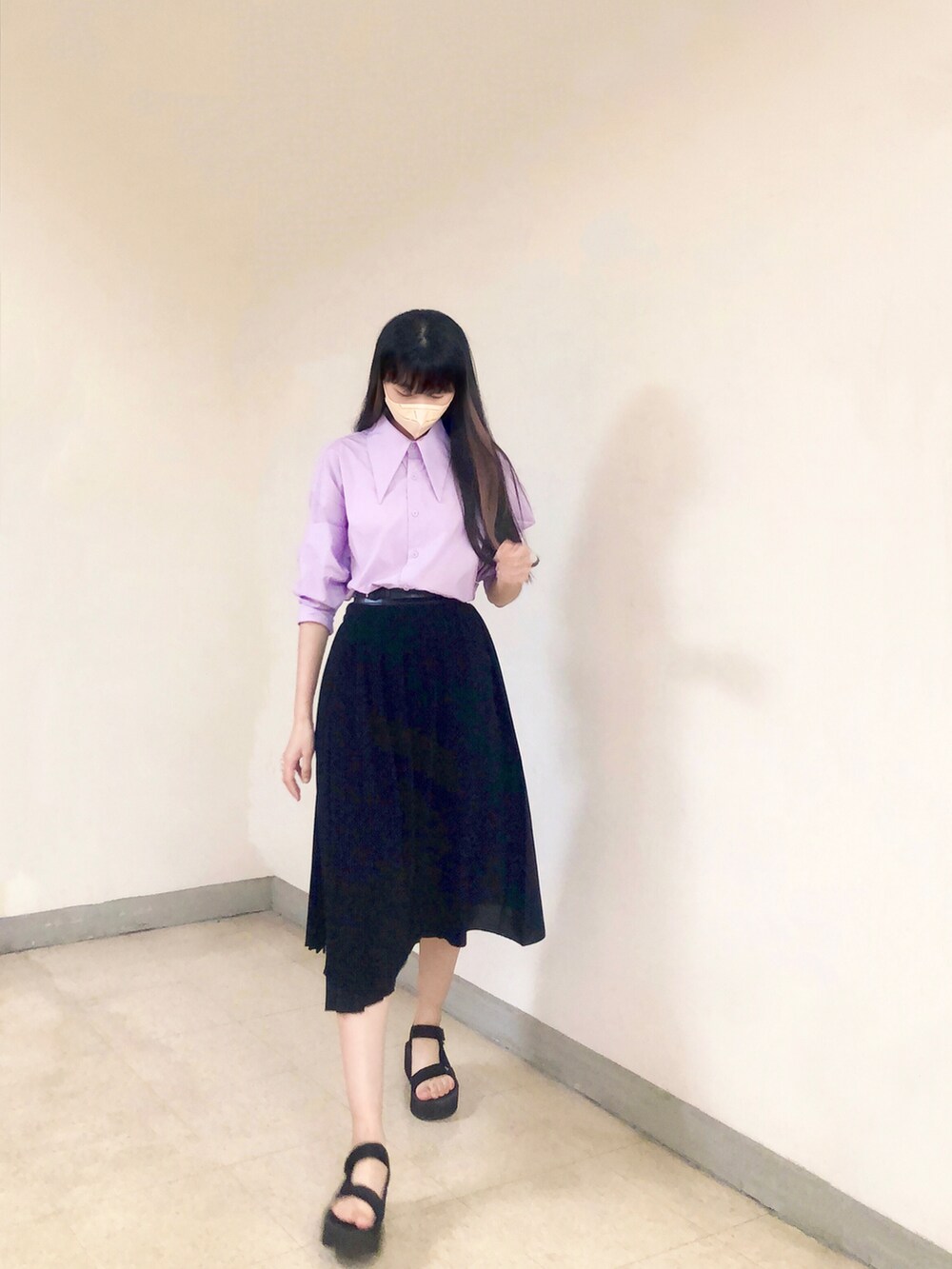パープル系のシャツ/ブラウス、ブラック系のスカート、ブラック系のバッグを着用したレディースの夏コーディネートの3枚目の写真