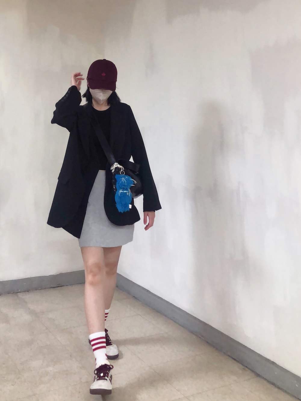 ブラック系のスーツジャケット、ブラック系のトップス、グレー系のスーツスカートを着用したレディースの秋コーディネートの2枚目の写真