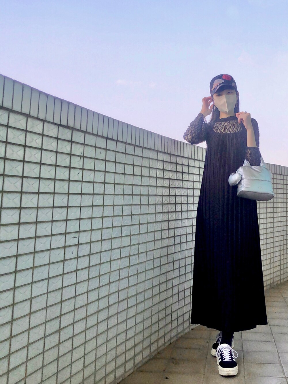 ブラック系のTシャツ/カットソー、ブラック系のジャンパースカート、ブラック系のスーツジャケットを着用したレディースの春コーディネートの3枚目の写真