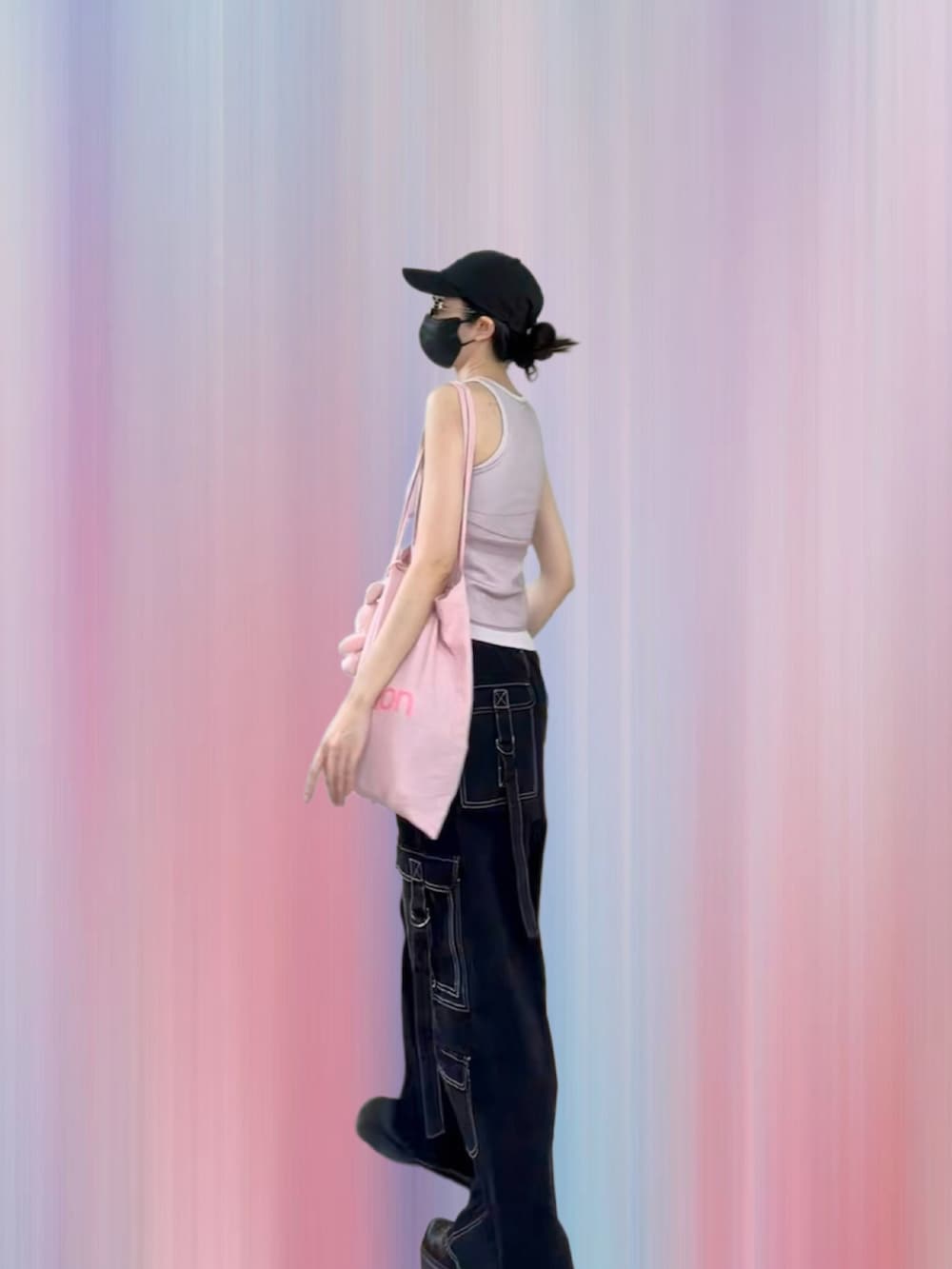 その他のタンクトップ、ブラック系のパンツ、ピンク系のショルダーバッグを着用したレディースの夏コーディネートの4枚目の写真