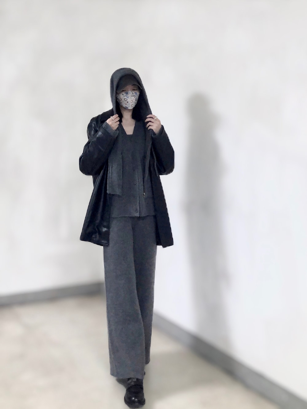 「MEIER.Qのethereal_u 俐落皮革西裝外套（スーツジャケット、ブラック系）」を使った、121さん（レディース・162cm）の冬コーディネートの2枚目の写真