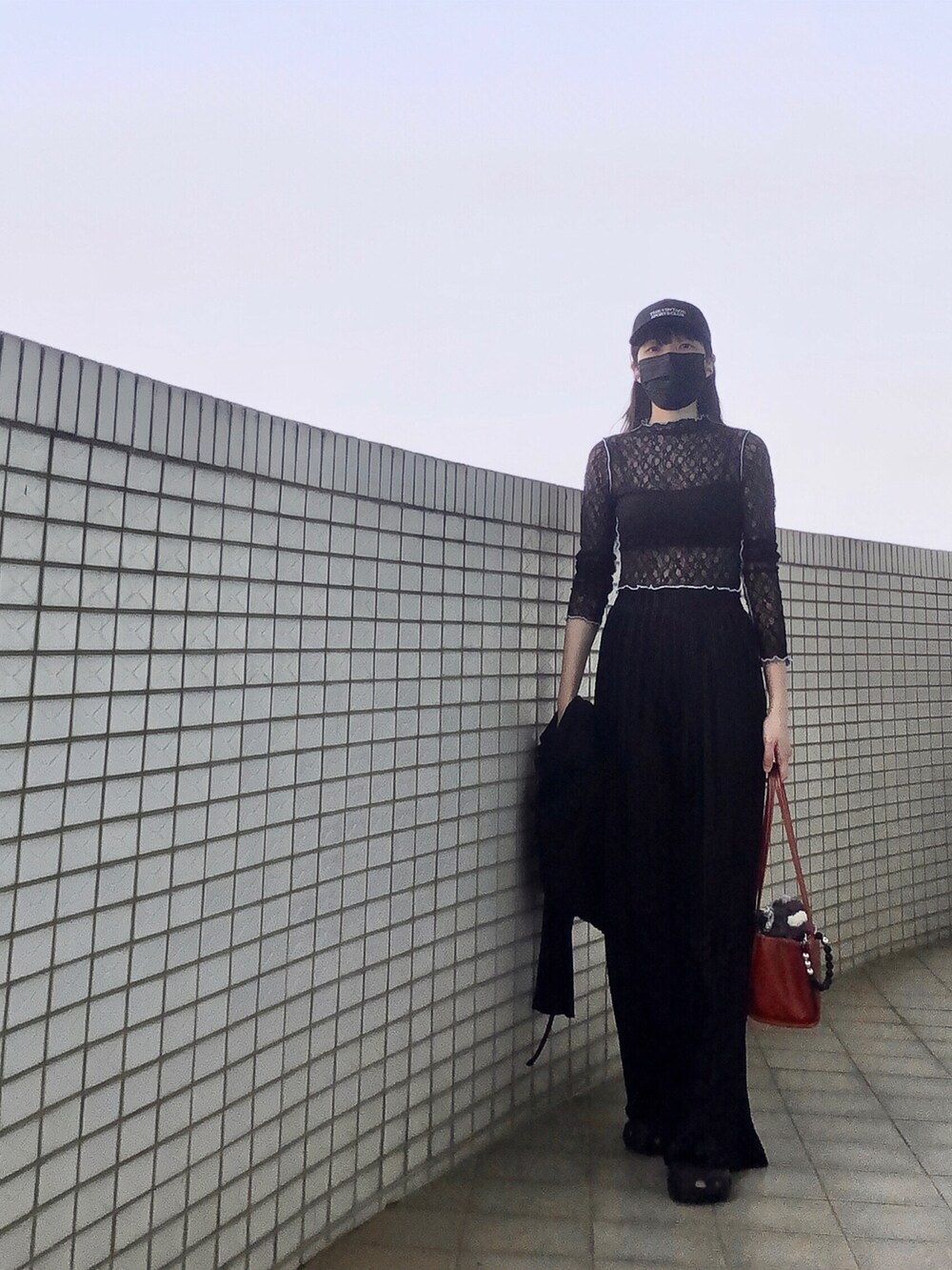 ブラック系のトップス、その他のノーカラージャケット、ブラック系のパンツを着用したレディースの春コーディネートの3枚目の写真