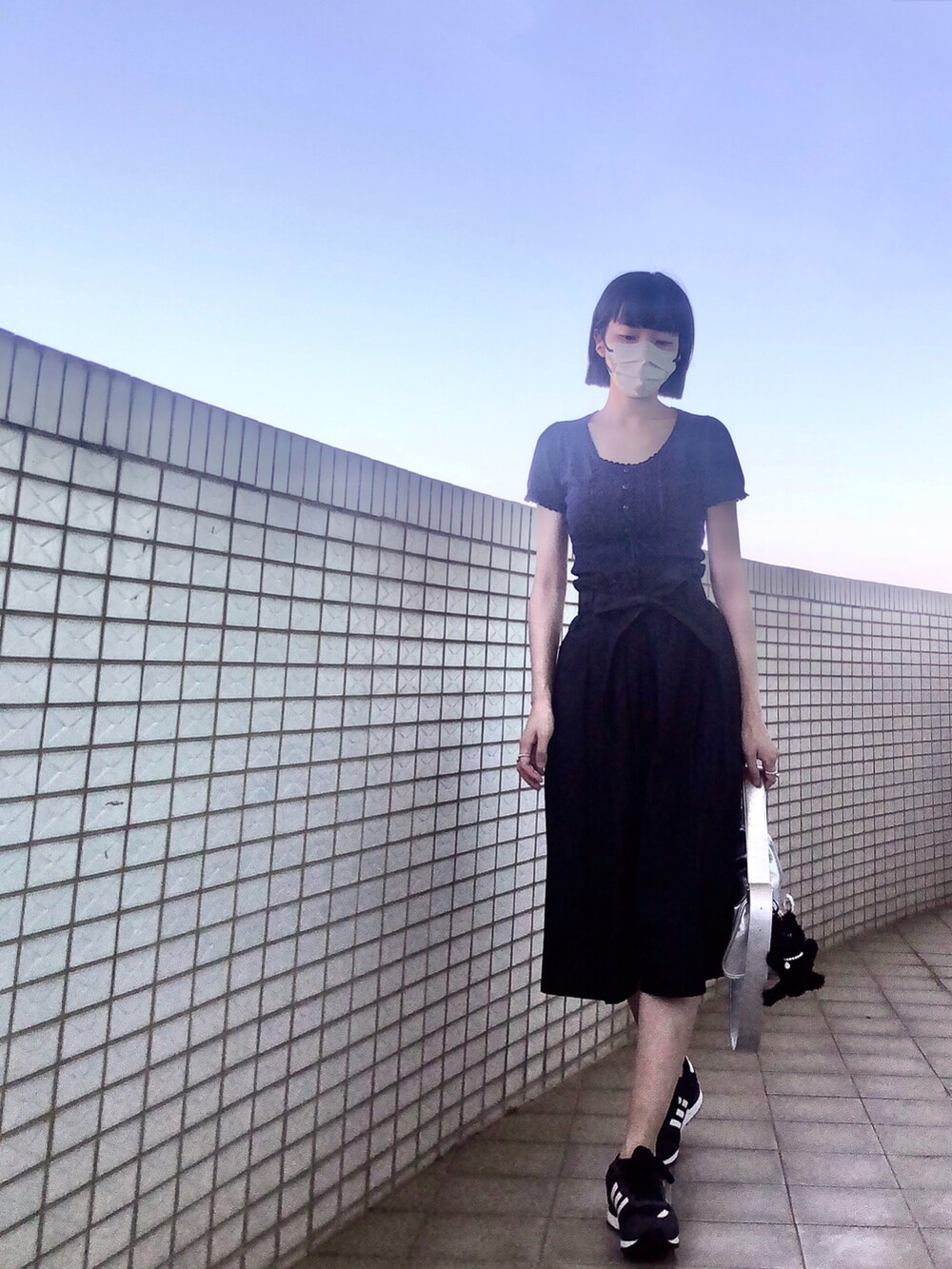 ブルー系のスニーカー、ブルー系のスカート、その他のショルダーバッグを着用したレディースの夏コーディネートの2枚目の写真