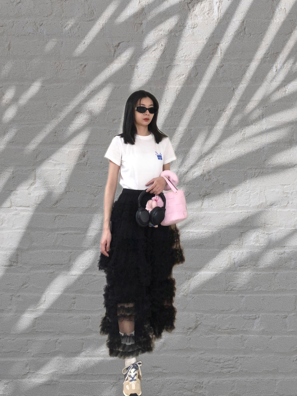 ホワイト系のTシャツ/カットソー、その他のスカート、ピンク系のバッグを着用したレディースの夏コーディネートの2枚目の写真
