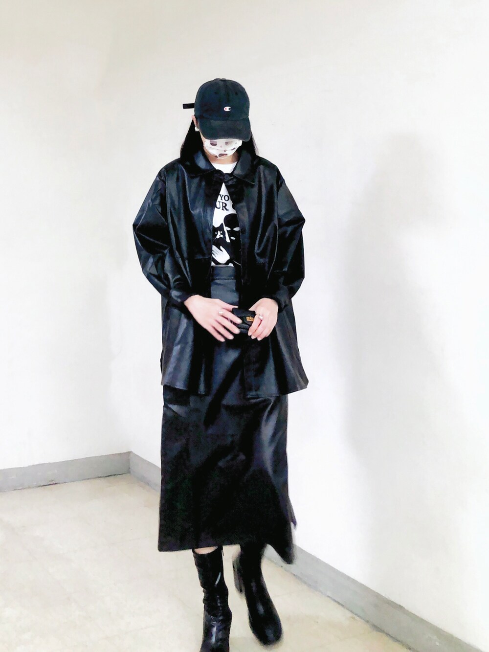 ブラック系のその他アウター、ホワイト系のTシャツ/カットソー、ブラック系のスカートを着用したレディースの夏コーディネートの2枚目の写真