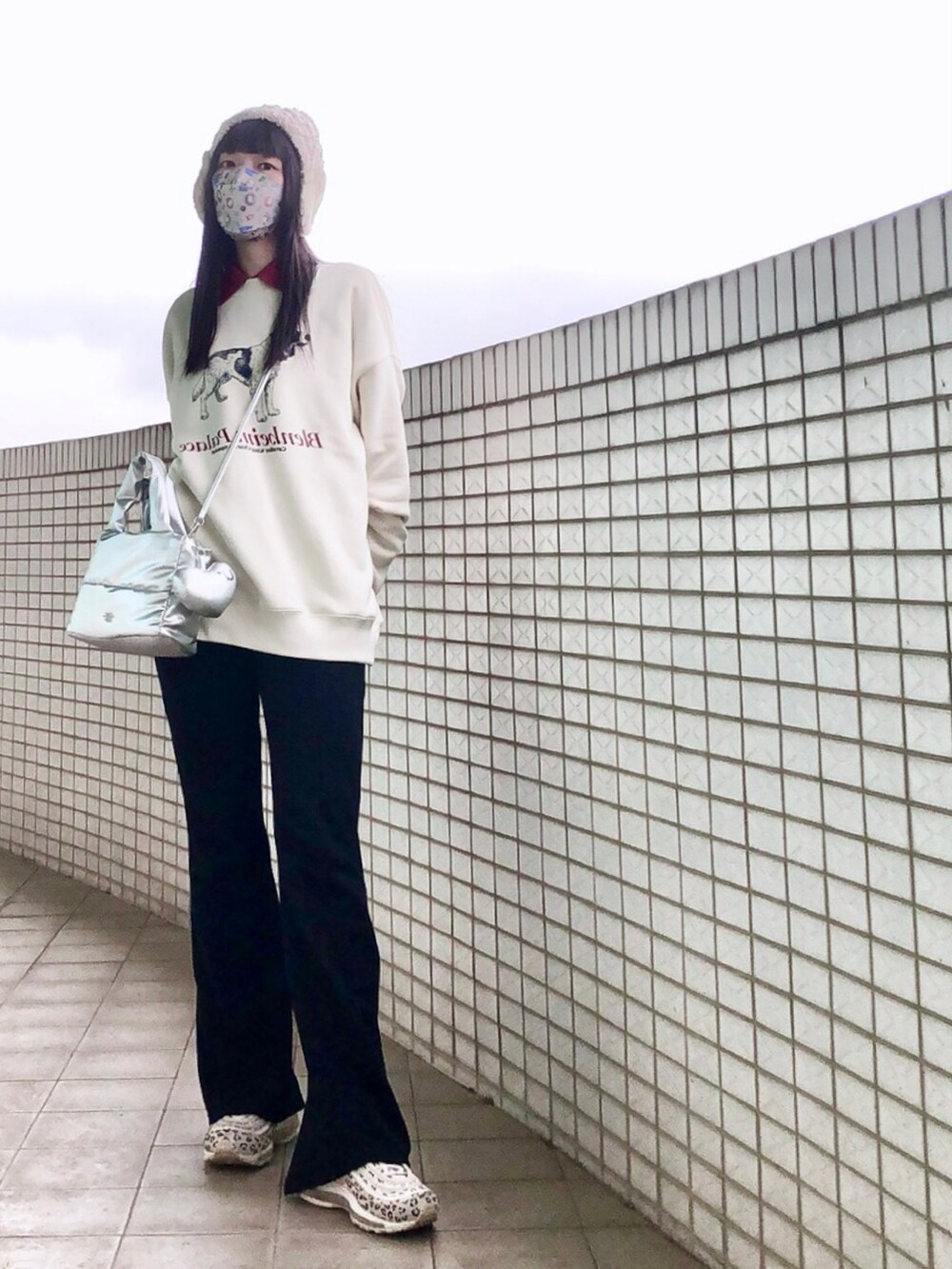 ブラック系のその他アウター、ベージュ系のトップス、レッド系のシャツ/ブラウスを着用したレディースの春コーディネートの3枚目の写真