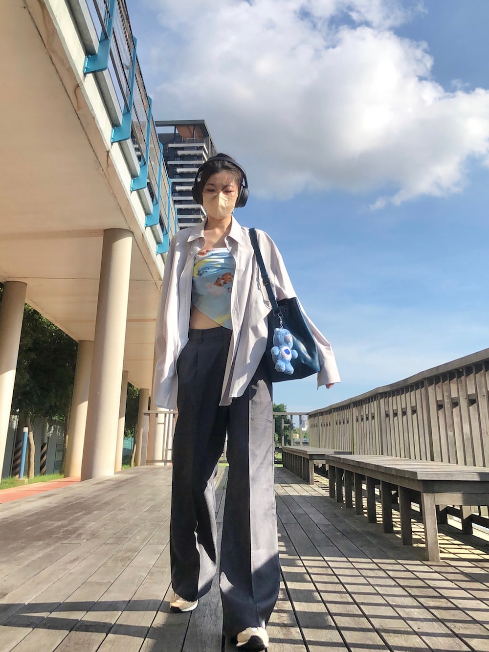 その他のシャツ/ブラウス、グレー系のスーツパンツ、ブルー系のドラムバッグを着用したレディースの夏コーディネートの3枚目の写真