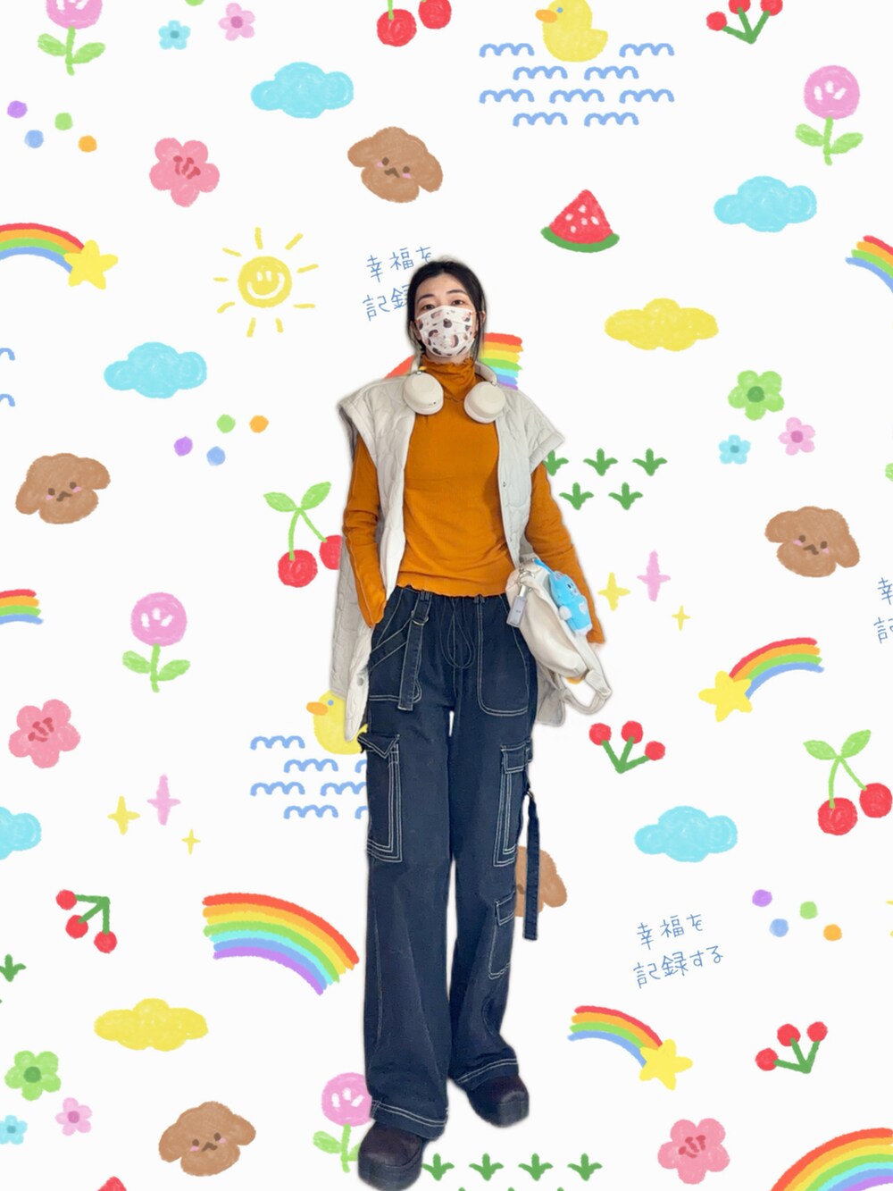 オレンジ系のTシャツ/カットソー、ブラック系のパンツ、ベージュ系のバッグを着用したレディースの春コーディネートの4枚目の写真