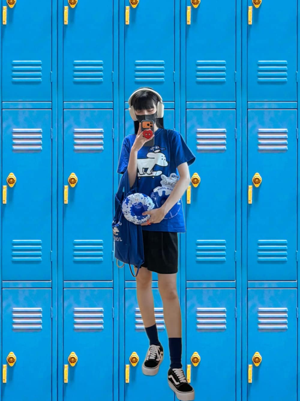 ブルー系のTシャツ/カットソー、ブルー系のエコバッグ/サブバッグ、ブルー系のソックス/靴下を着用したレディースの秋コーディネートの2枚目の写真