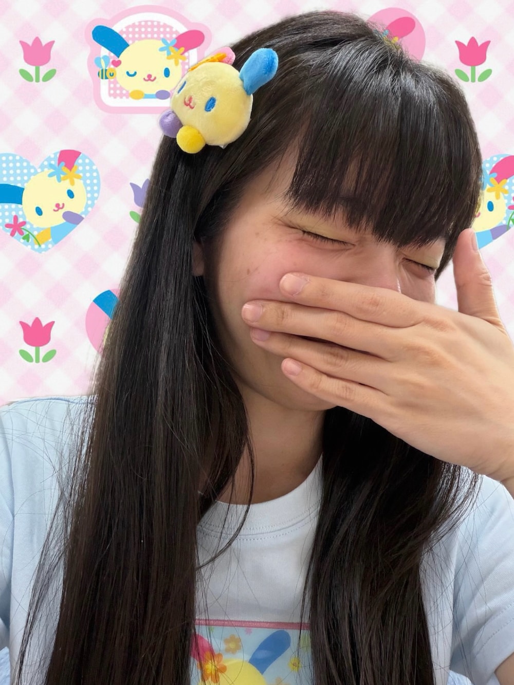 ブルー系のTシャツ/カットソー、ブルー系のその他アウター、ブラック系のパンツを着用したレディースの夏コーディネートの4枚目の写真