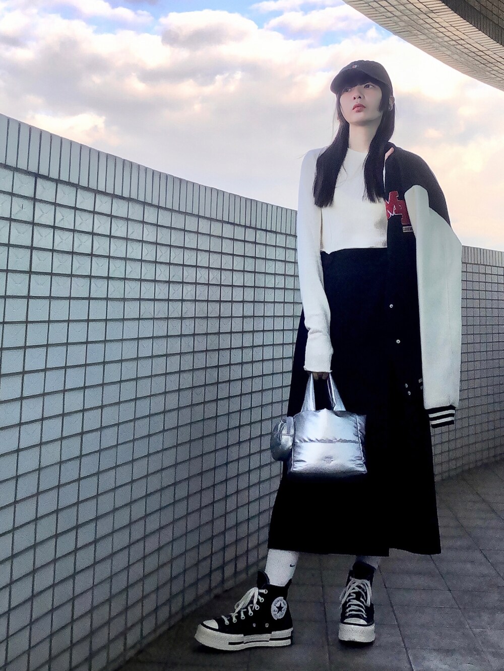 その他のニット/セーター、ブラック系のジャケット/アウター、シルバー系のバッグを着用したレディースの冬コーディネートの2枚目の写真