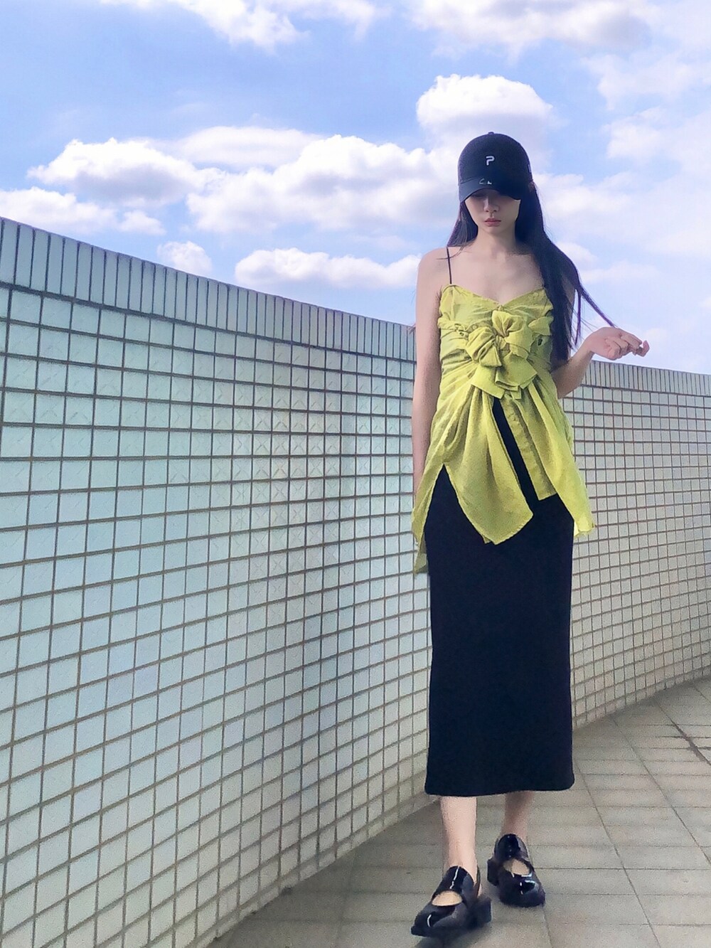 ブラック系のジャンパースカート、グリーン系のシャツ/ブラウス、シルバー系のバッグを着用したレディースの夏コーディネートの4枚目の写真