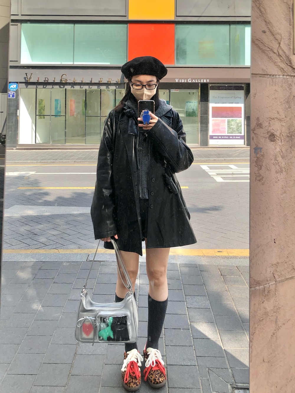 ブラック系のスーツジャケット、グレー系のジャケット/アウター、ブラック系のショルダーバッグを着用したレディースの春コーディネートの2枚目の写真