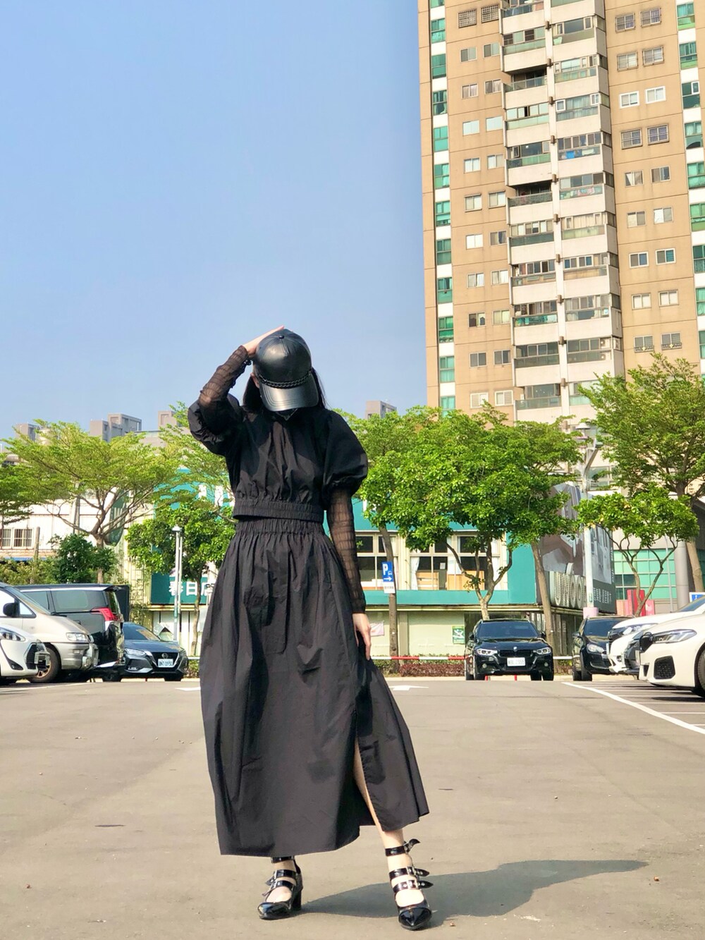 ブラック系のトップス、ブラック系のスカート、ブラック系のシューズを着用したレディースの春コーディネートの3枚目の写真