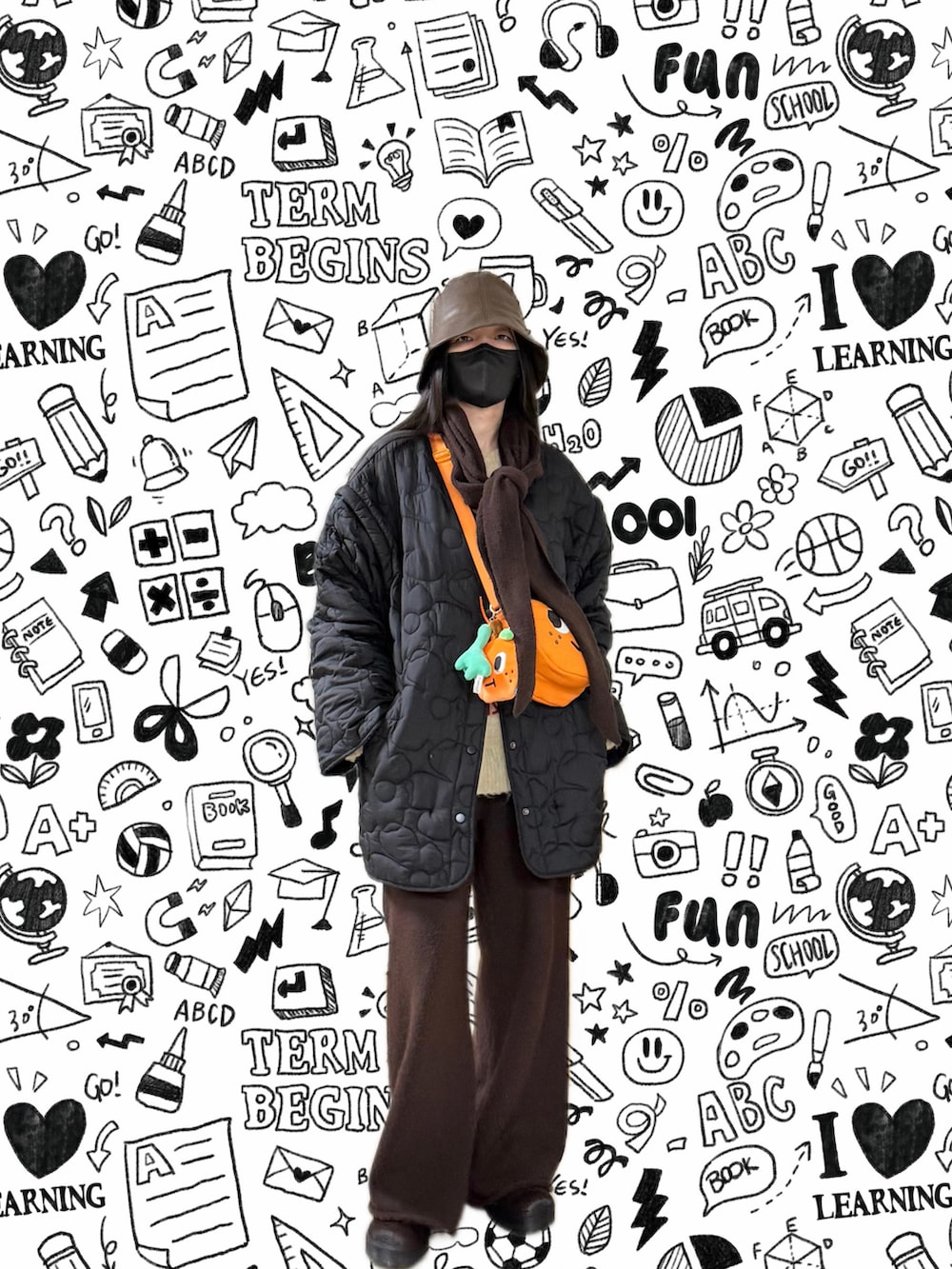 イエロー系のニット/セーター、ブラック系のノーカラージャケット、ブラウン系のその他パンツを着用したレディースの冬コーディネートの4枚目の写真