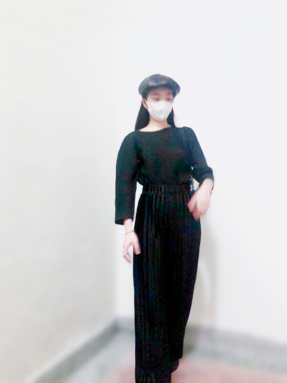 ブラック系のトップス、ブラック系のパンツ、シルバー系のバックパック/リュックを着用したレディースの春コーディネートの2枚目の写真