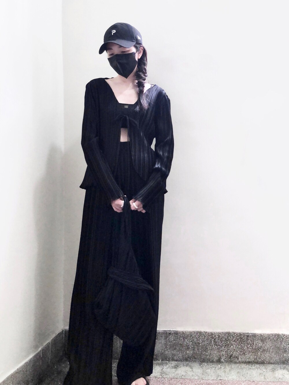 ブラック系のキャミソール、その他のノーカラージャケット、ブラック系のパンツを着用したレディースの春コーディネートの2枚目の写真