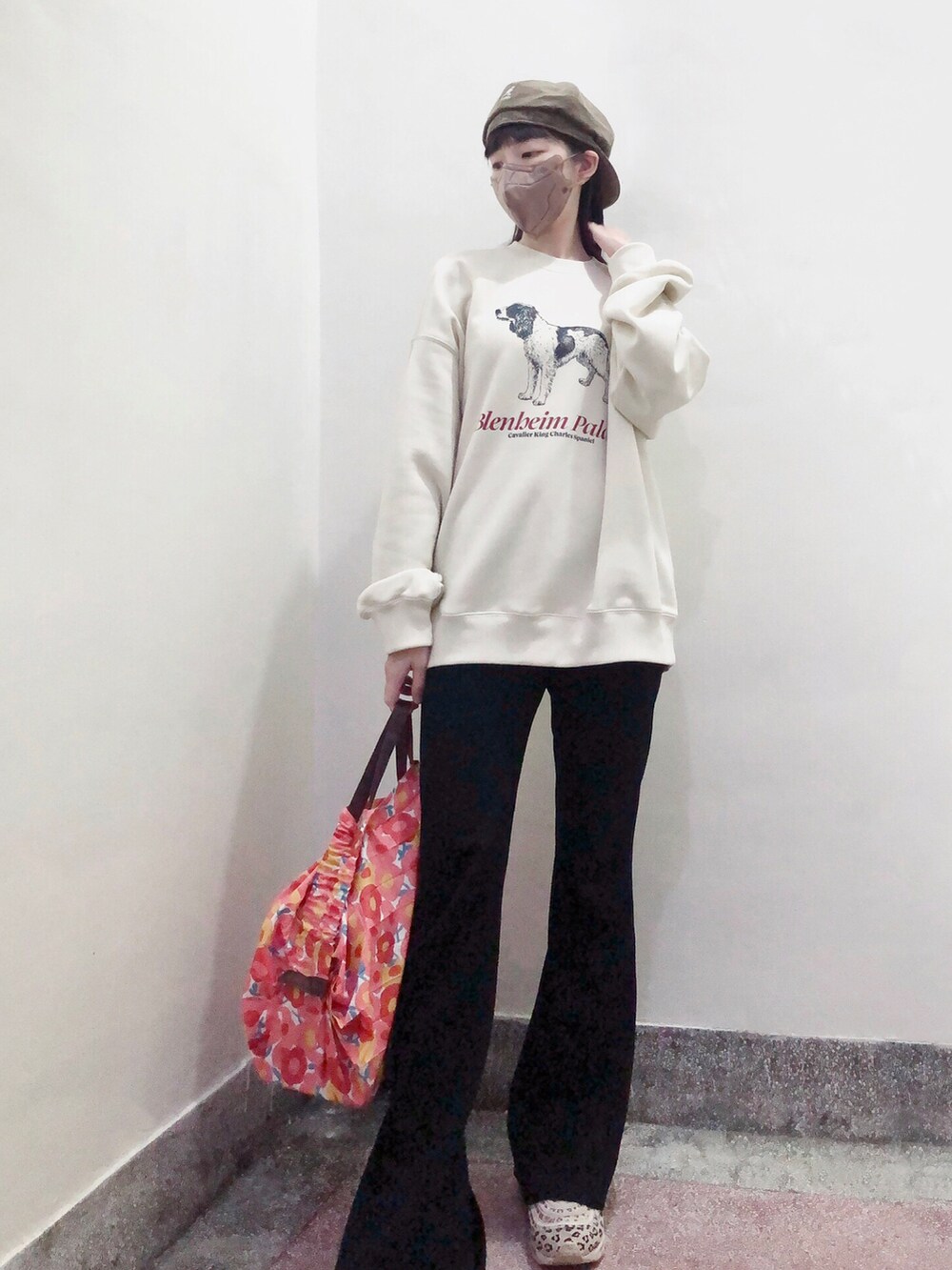 ベージュ系のトップス、ブラック系のパンツ、その他のエコバッグ/サブバッグを着用したレディースの冬コーディネートの3枚目の写真