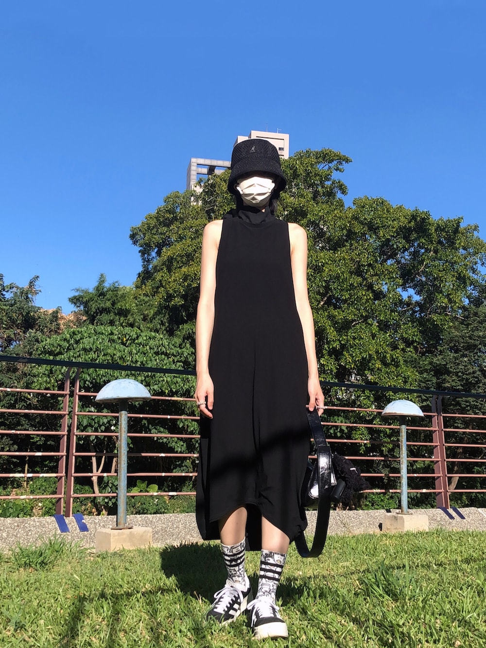 その他のショルダーバッグ、ブラック系のスニーカー、ブラック系のハットを着用したレディースの秋コーディネートの3枚目の写真