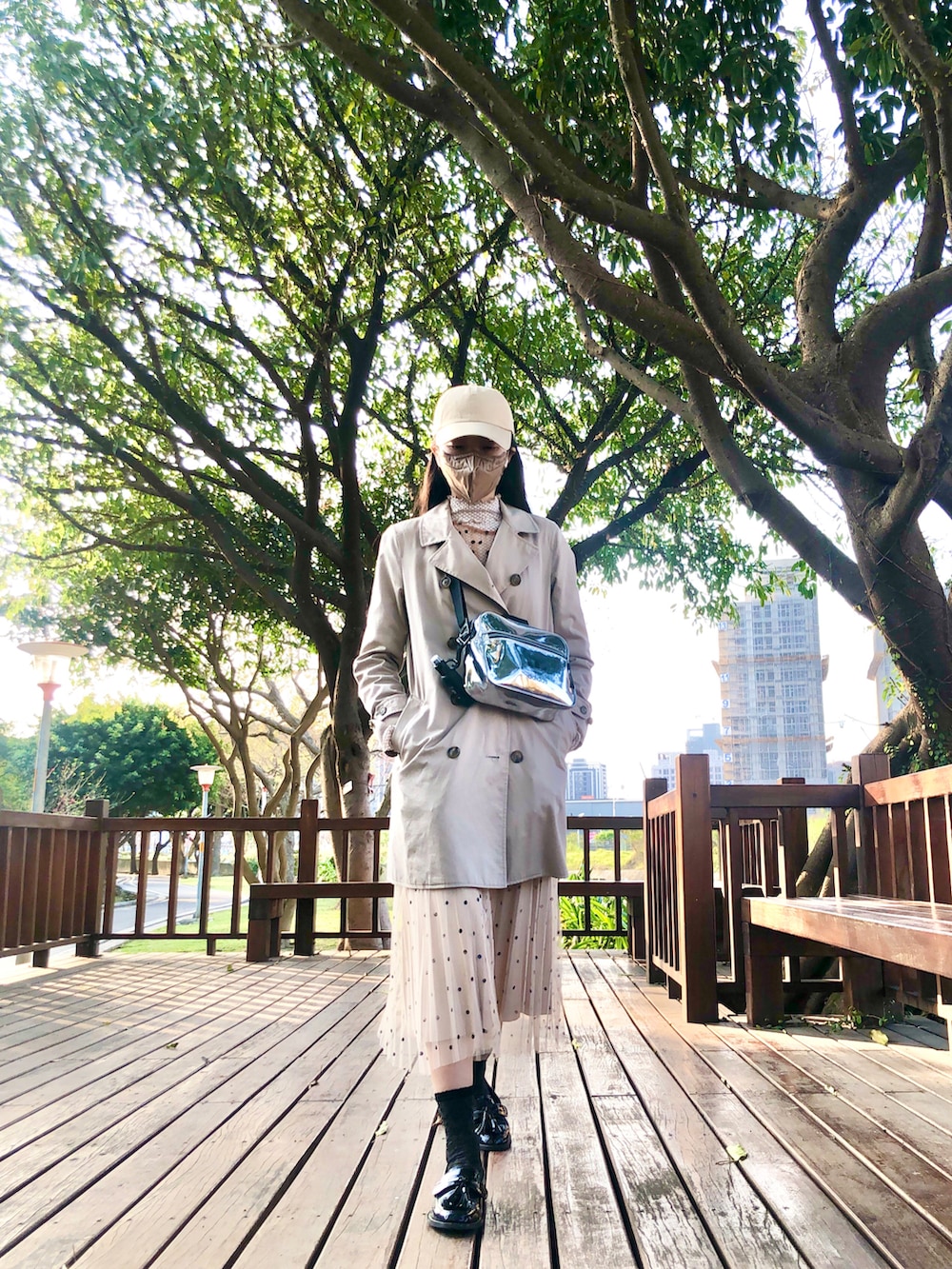 ホワイト系のTシャツ/カットソー、ブラウン系のトップス、ベージュ系のその他アウターを着用したレディースの春コーディネートの2枚目の写真