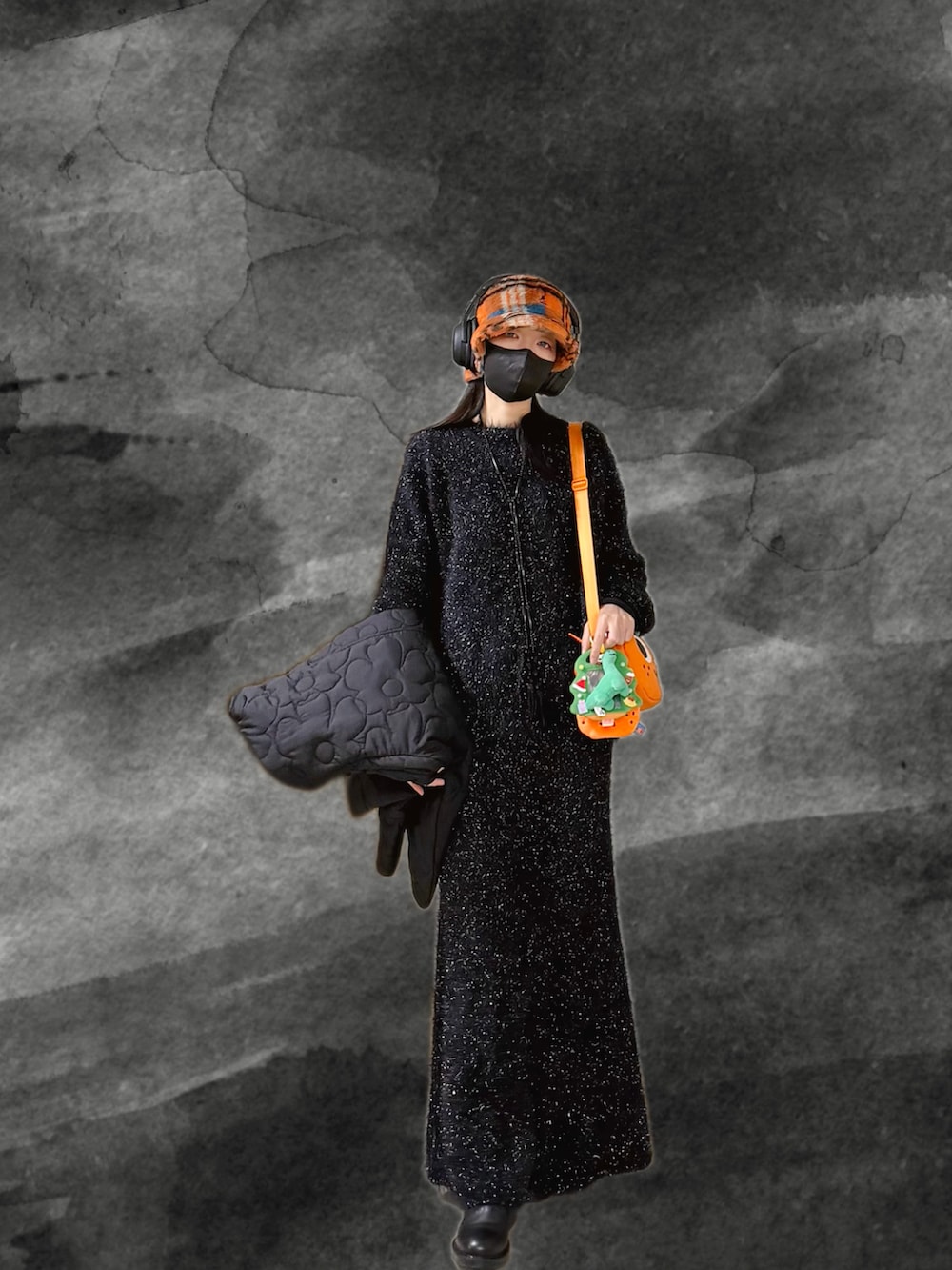 ブラック系のニット/セーター、ブラック系のノーカラージャケット、ブラック系のスカートを着用したレディースの冬コーディネートの5枚目の写真