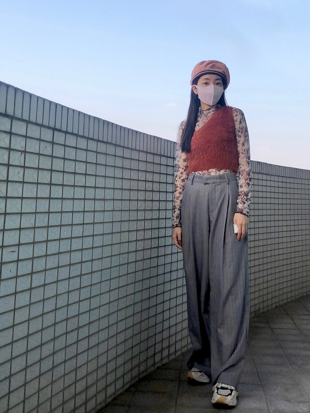 その他のその他トップス、ブラウン系のカーディガン/ボレロ、ブラック系のその他アウターを着用したレディースの冬コーディネートの2枚目の写真
