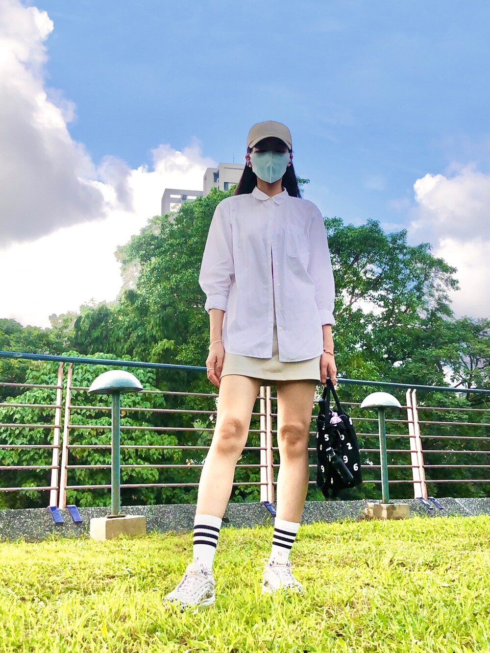 ホワイト系のシャツ/ブラウス、ベージュ系のスニーカー、ベージュ系のスカートを着用したレディースの夏コーディネートの3枚目の写真