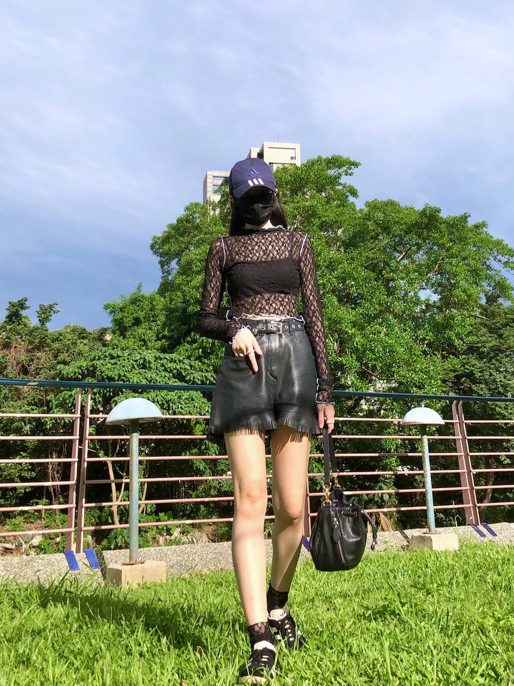 ブラック系のスニーカー、ブラック系のトップス、ブラック系のキャミソールを着用したレディースの夏コーディネートの2枚目の写真
