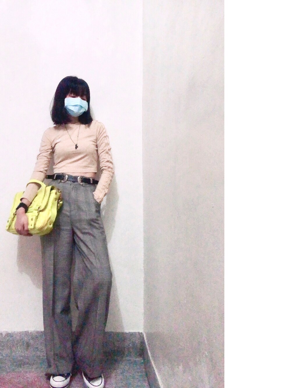 ベージュ系のTシャツ/カットソー、イエロー系のメッセンジャーバッグ、グレー系のスーツパンツを着用したレディースの秋コーディネートの2枚目の写真