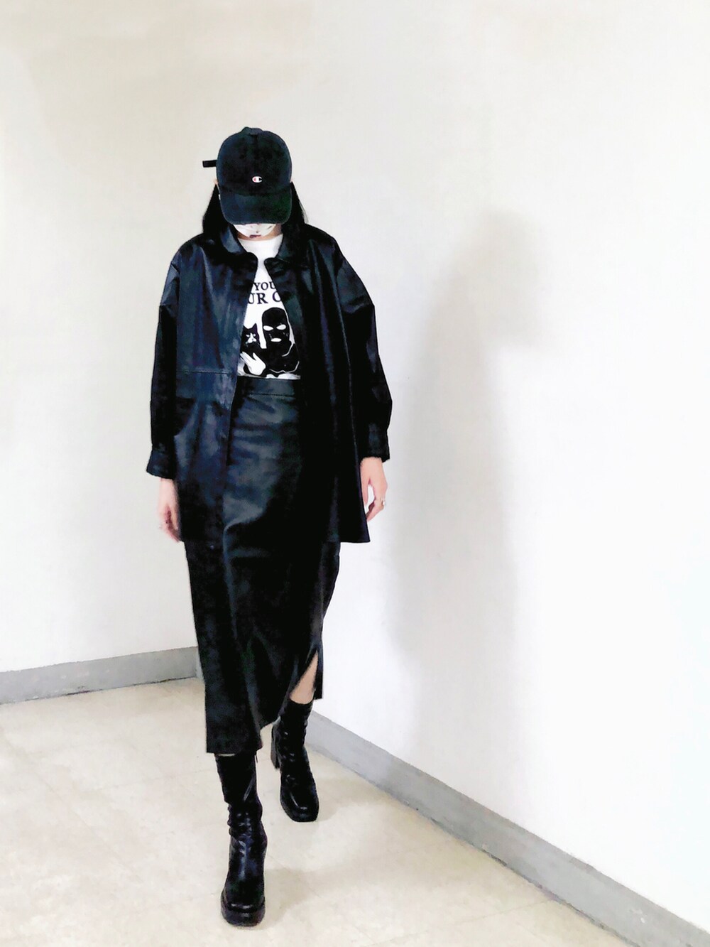 ブラック系のその他アウター、ホワイト系のTシャツ/カットソー、ブラック系のスカートを着用したレディースの夏コーディネートの3枚目の写真