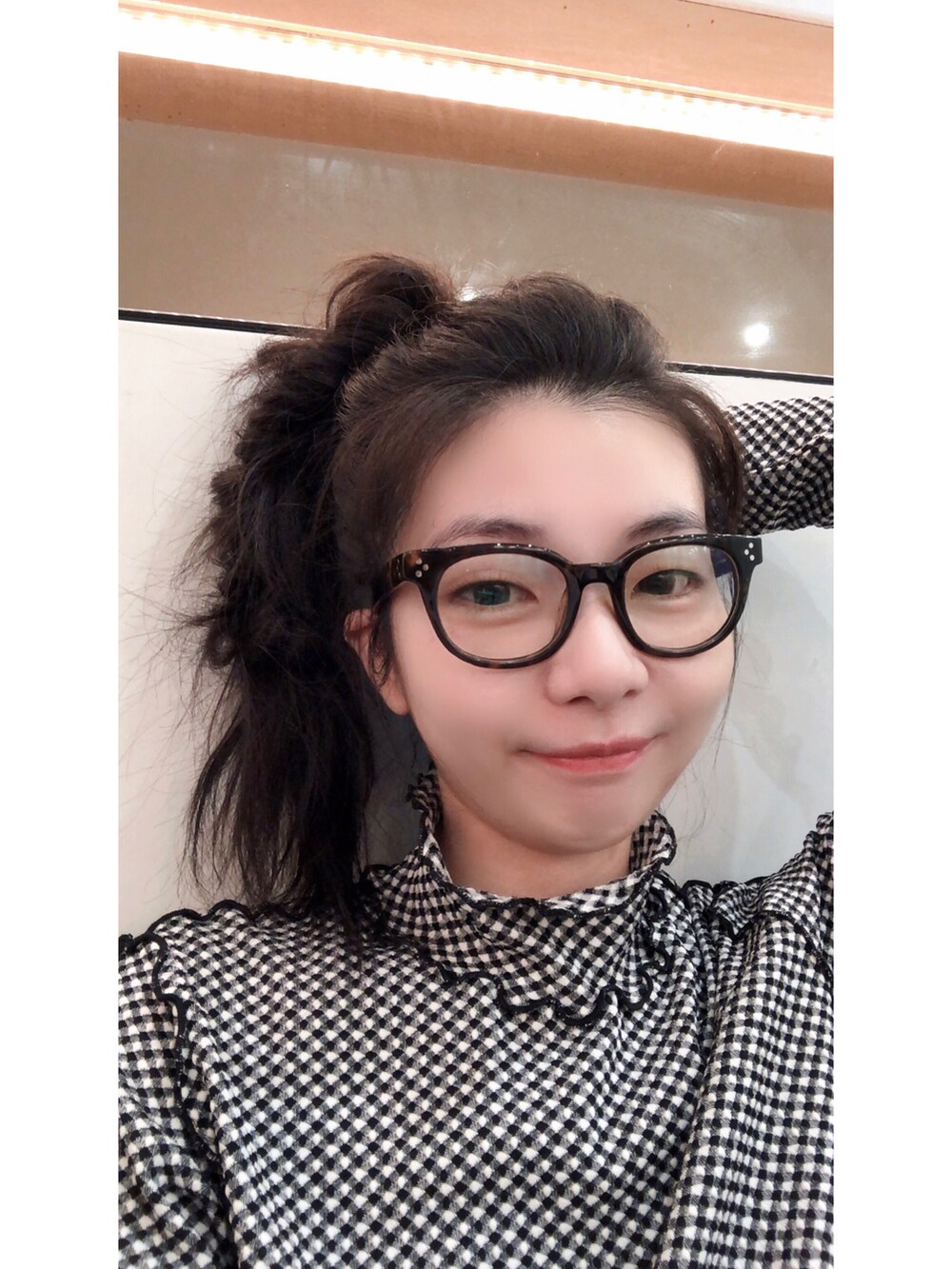 ブラック系のTシャツ/カットソー、シルバー系のバックパック/リュック、ブラック系のシューズを着用したレディースの秋コーディネートの2枚目の写真