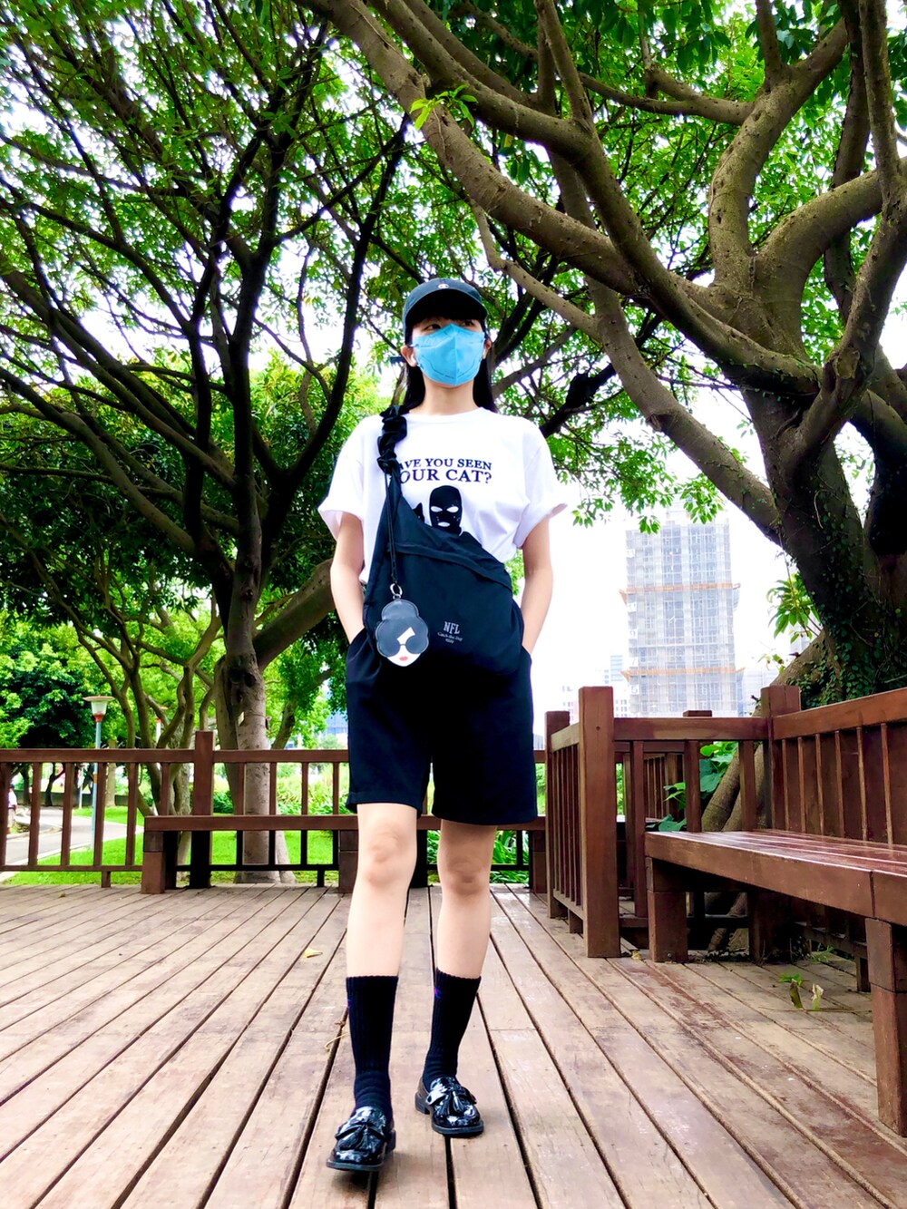 ホワイト系のTシャツ/カットソー、ブラック系のカーゴパンツ、ブラック系のバッグを着用したレディースの春コーディネートの2枚目の写真