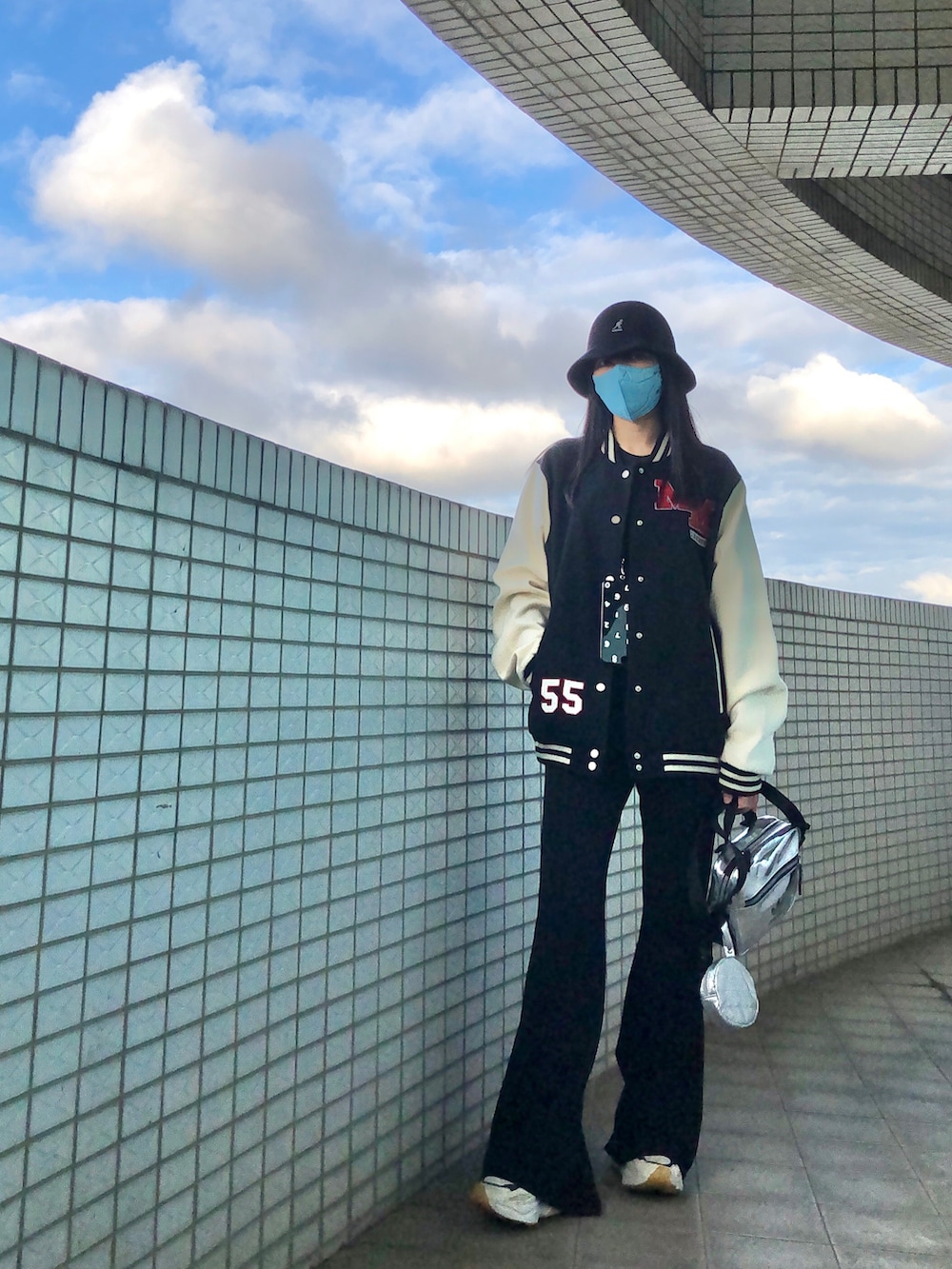 ブラック系のジャケット/アウター、その他のトップス、ブラック系のパンツを着用したレディースの秋コーディネートの2枚目の写真