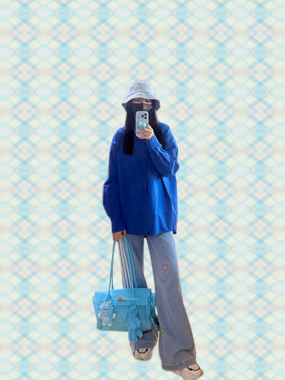 ホワイト系のスニーカー、ブルー系のシャツ/ブラウス、ブルー系のデニムパンツを着用したレディースの夏コーディネートの2枚目の写真