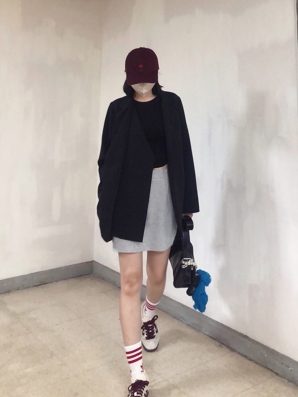 ブラック系のスーツジャケット、ブラック系のトップス、グレー系のスーツスカートを着用したレディースの秋コーディネートの3枚目の写真