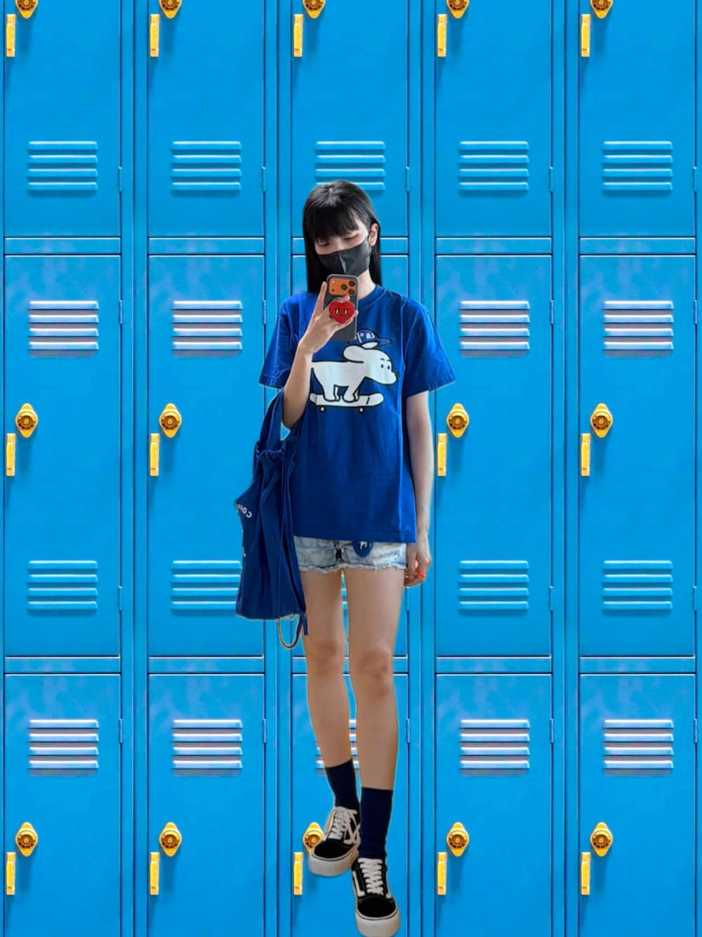 ブルー系のTシャツ/カットソー、ブルー系のエコバッグ/サブバッグ、ブルー系のソックス/靴下を着用したレディースの秋コーディネートの5枚目の写真