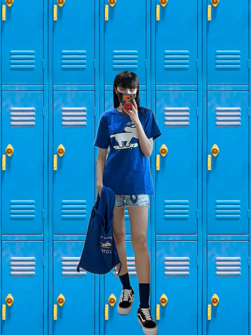 ブルー系のTシャツ/カットソー、ブルー系のエコバッグ/サブバッグ、ブルー系のソックス/靴下を着用したレディースの秋コーディネートの4枚目の写真