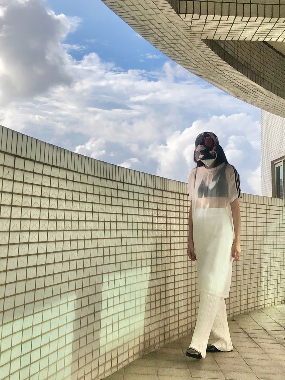 ブラック系のワンピース、ブラック系のサンダル、イエロー系のチューブトップを着用したレディースの秋コーディネートの2枚目の写真