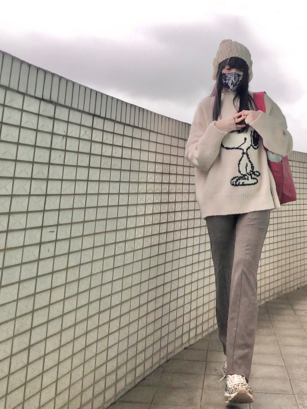 ベージュ系のニット/セーター、その他のその他トップス、レッド系のエコバッグ/サブバッグを着用したレディースの春コーディネートの4枚目の写真